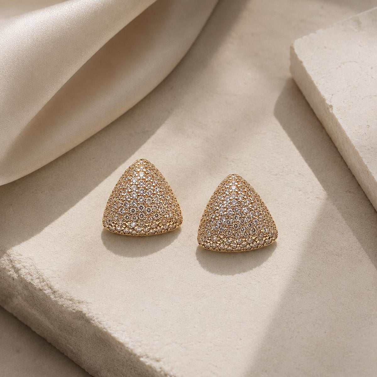 Brinco Triangular com Micro-pavimentação Completa de Zircônias
