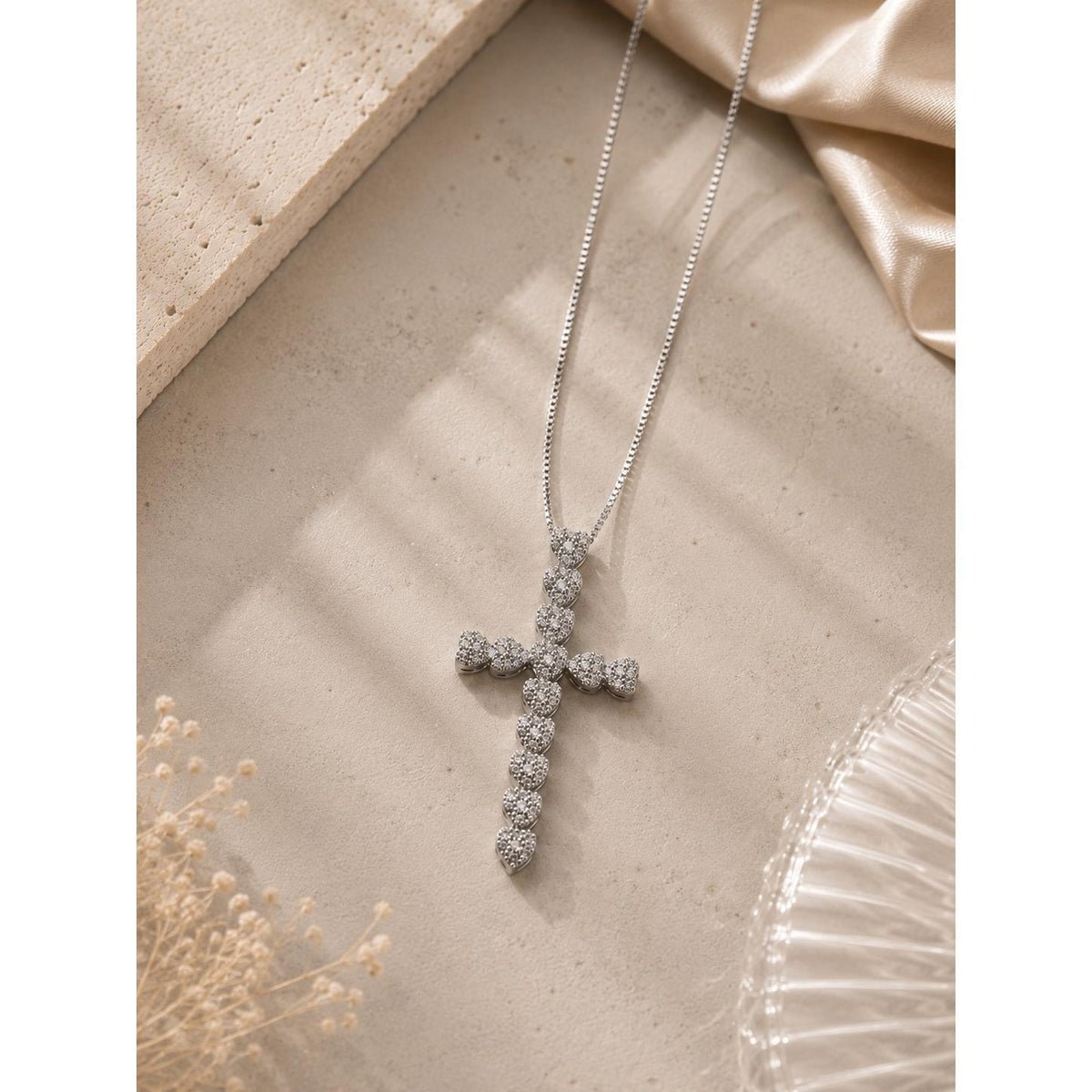 Colar Pingente Cruz de Corações Cravejado de Zircônias
