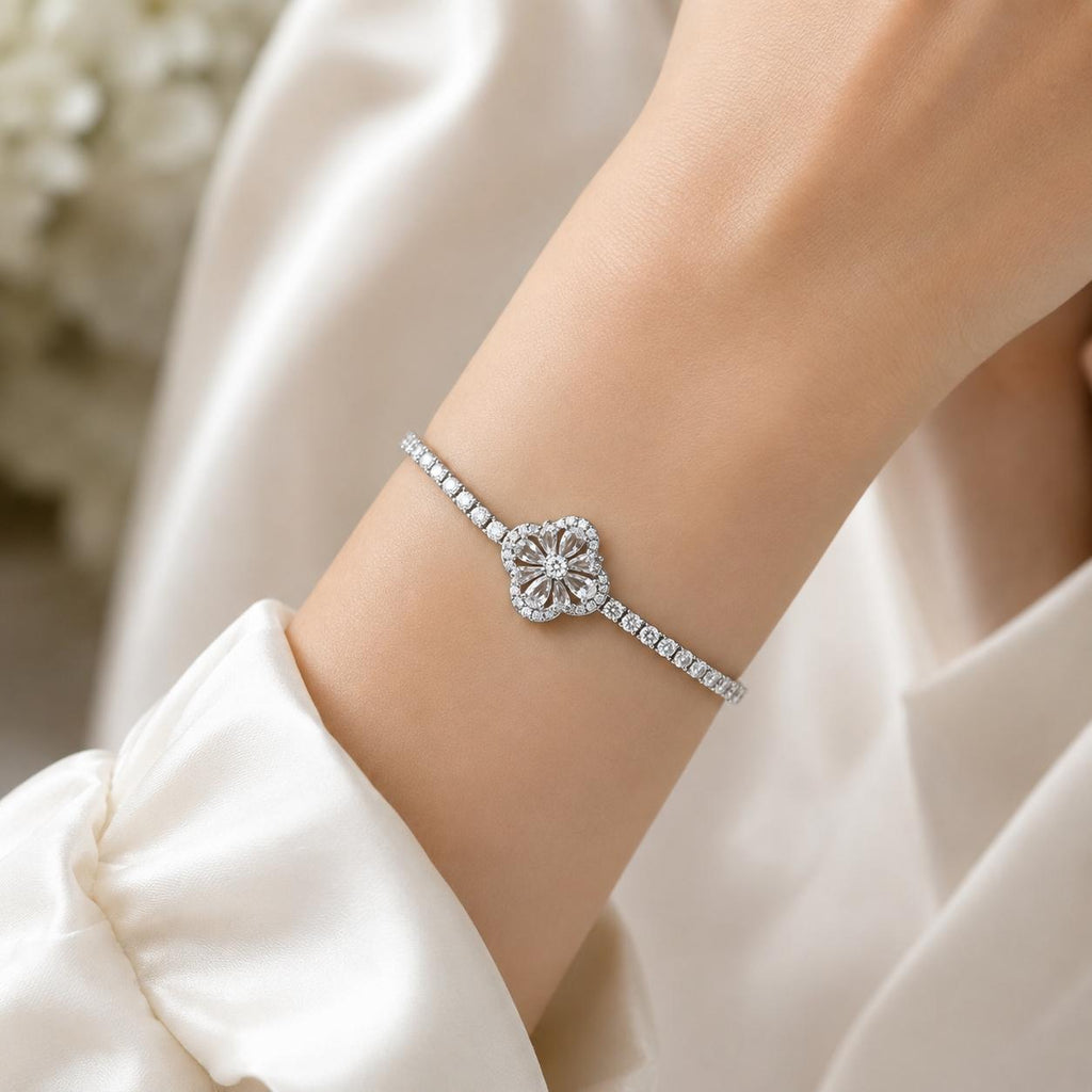 Pulseira Ajustável Trevo de Quatro Folhas com Zircônias Brilhantes | Pulseira Feminina Dourada e Prateada Acessório Sofisticado Presente para Mulher