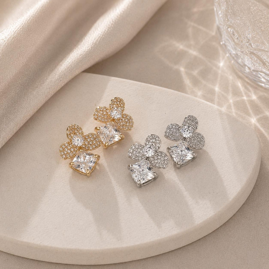 Brinco Flor de Três Pétalas com Zircônias