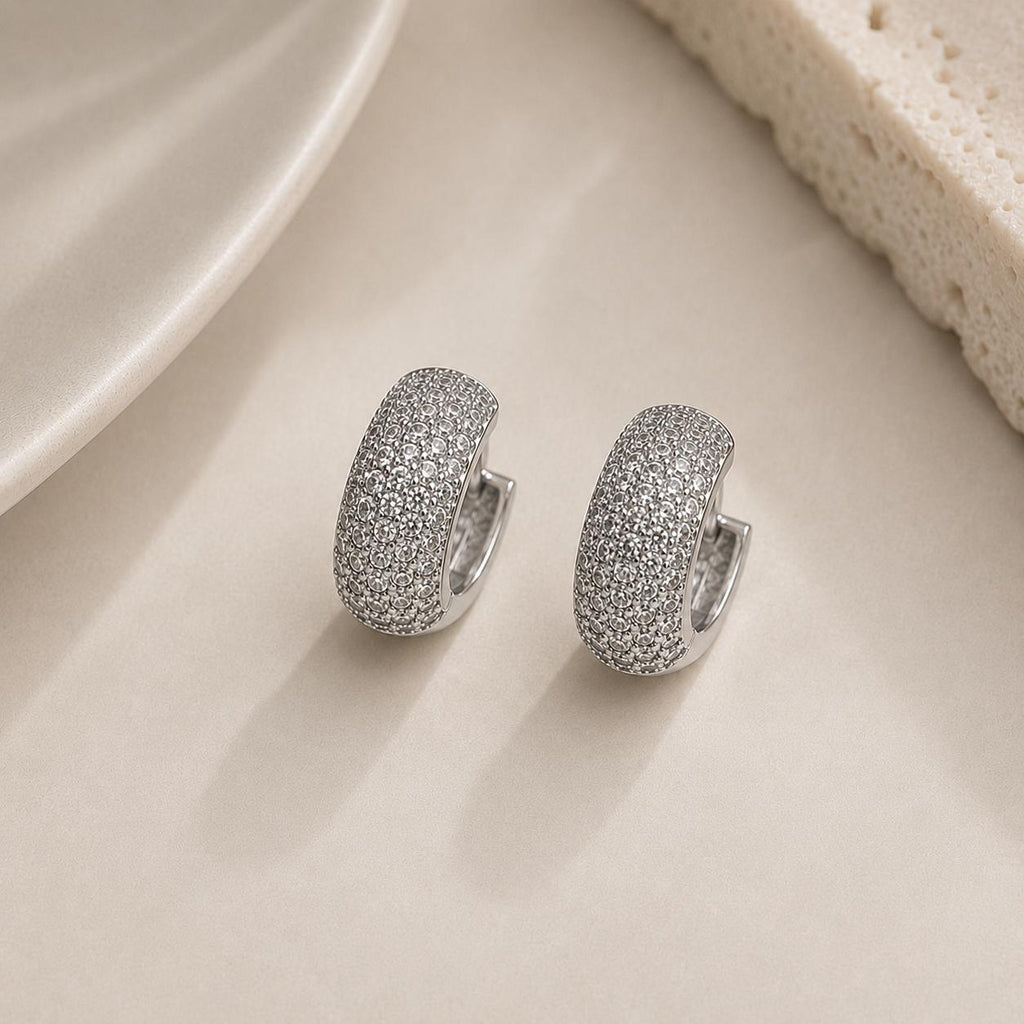 Bijuteria Brinco C em Zircônia Cheia - Acessório Moderno e Discreto com Zircônias Incrustadas para Estilo Casual e Sofisticado