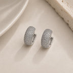 Bijuteria Brinco C em Zircônia Cheia - Acessório Moderno e Discreto com Zircônias Incrustadas para Estilo Casual e Sofisticado