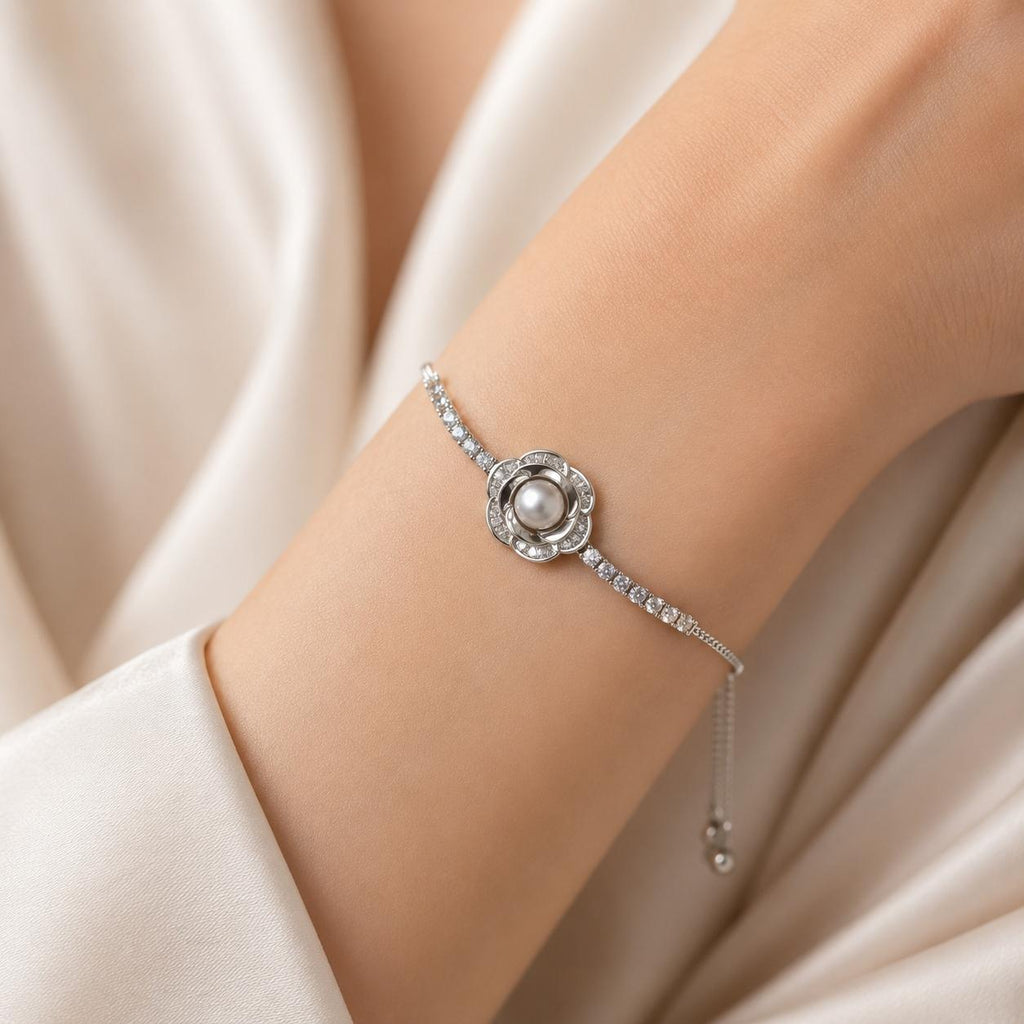Pulseira Ajustável Flor de Camélia com Pérola Central e Zircônias Brilhantes | Pulseira Feminina Dourada e Prateada Acessório Elegante para Presente