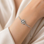 Pulseira Ajustável Flor de Camélia com Pérola Central e Zircônias Brilhantes | Pulseira Feminina Dourada e Prateada Acessório Elegante para Presente