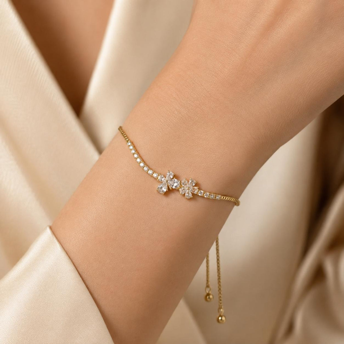 Pulseira Ajustável Duas Flores com Zircônias Brilhantes | Pulseira Feminina Dourada e Prateada Acessório Delicado Luxuoso para Presente