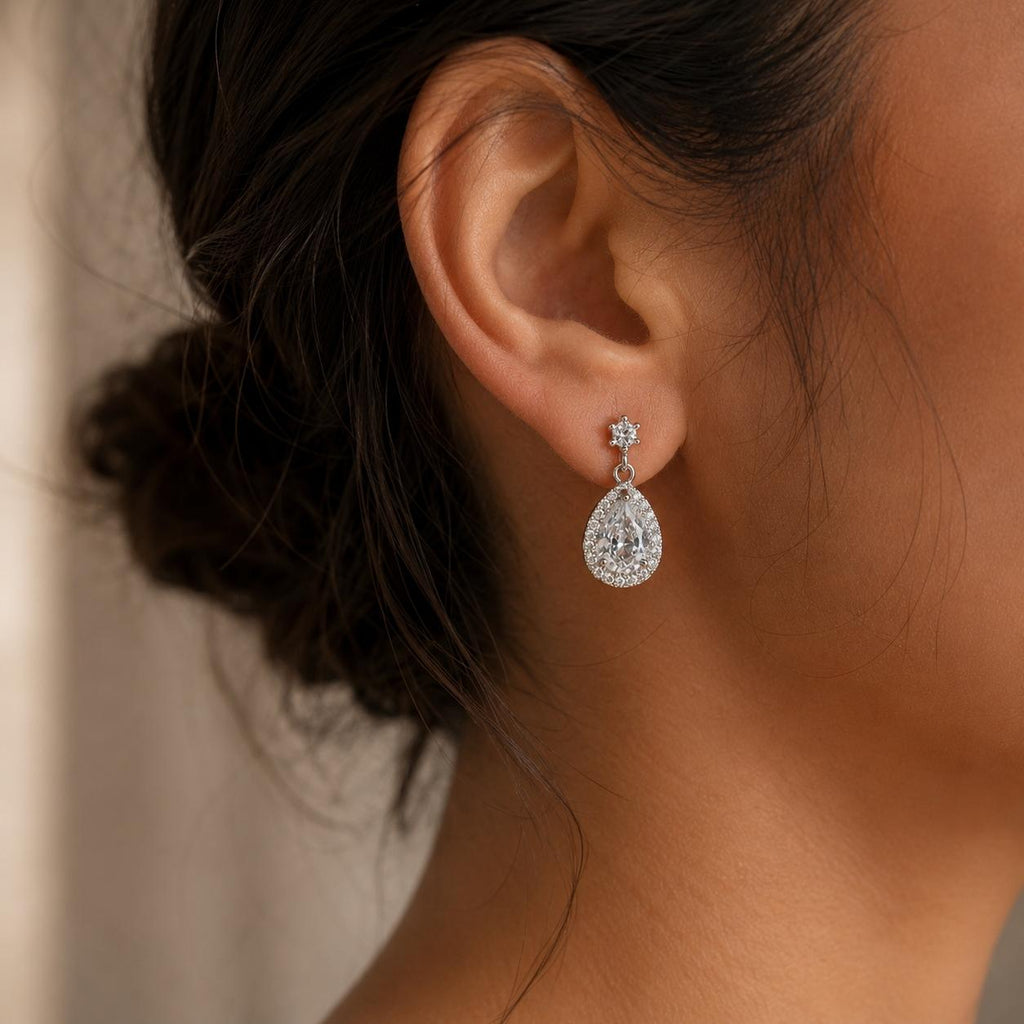 Brinco Gota com Zircônia Central e Halo Elegância Atemporal Adiciona Glamour e Sofisticação para Várias Ocasiões