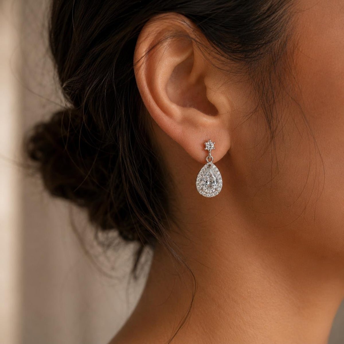 Brinco Gota com Zircônia Central e Halo Elegância Atemporal Adiciona Glamour e Sofisticação para Várias Ocasiões