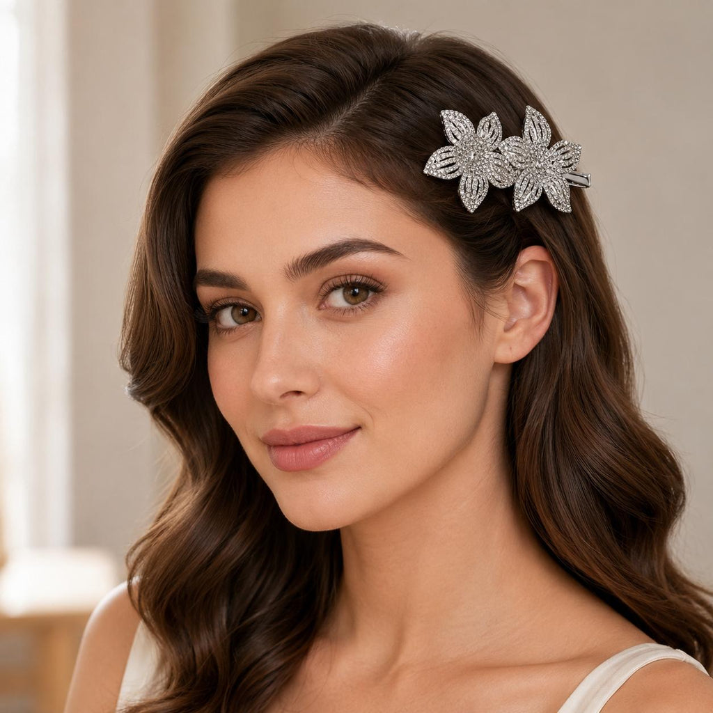 Presilha Duas Flores Cinco Pétalas Vazadas com Zircônias Brilhantes | Grampo Dourado e Prateado Acessório Feminino Elegante para Cabelo