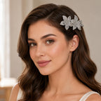 Presilha Duas Flores Cinco Pétalas Vazadas com Zircônias Brilhantes | Grampo Dourado e Prateado Acessório Feminino Elegante para Cabelo