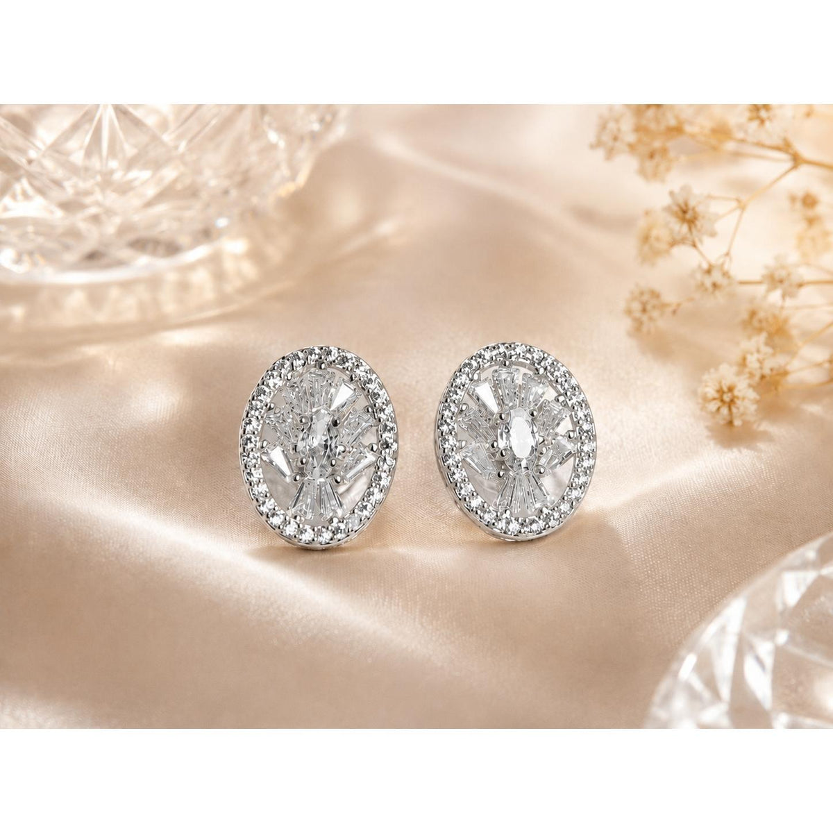 Brinco Oval com Zircônias Baguete e Halo de Brilho