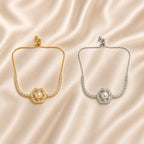 Pulseira Ajustável Flor de Camélia com Pérola Central e Zircônias Brilhantes | Pulseira Feminina Dourada e Prateada Acessório Elegante para Presente