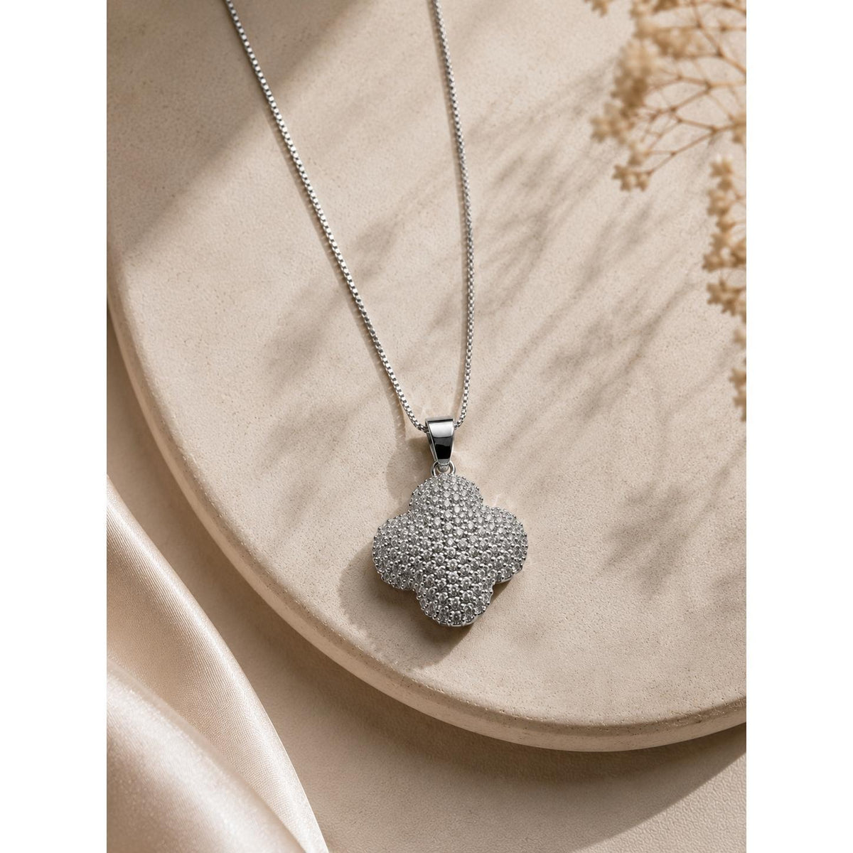Colar Pingente Trevo/Clover Cravejado de Zircônias