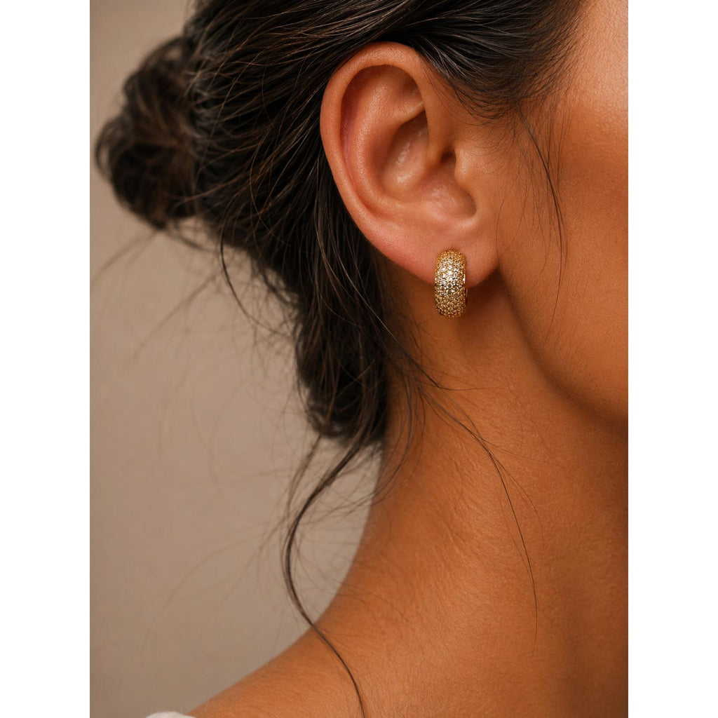 Bijuteria Brinco C em Zircônia Cheia - Acessório Moderno e Discreto com Zircônias Incrustadas para Estilo Casual e Sofisticado