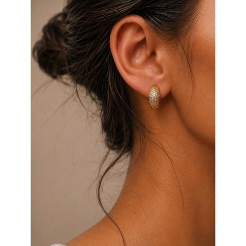 Bijuteria Brinco C em Zircônia Cheia - Acessório Moderno e Discreto com Zircônias Incrustadas para Estilo Casual e Sofisticado