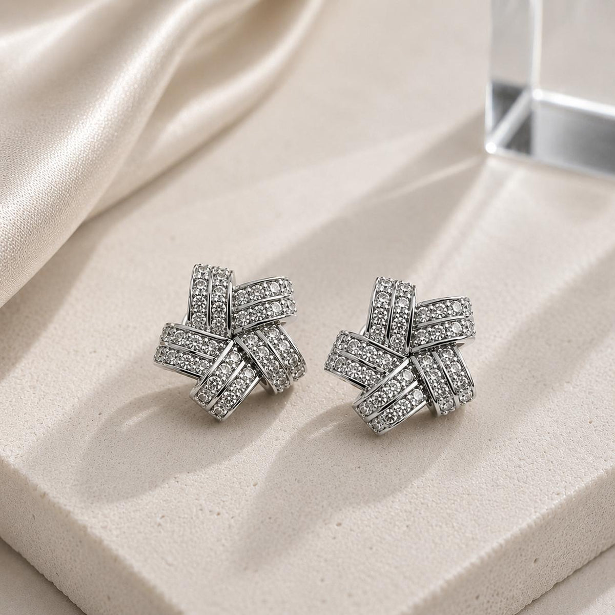 Brinco Cruzado com Zircônias Baguete Elegante e Sofisticado Design Moderno Brilho Linear Versátil para Todas as Ocasiões