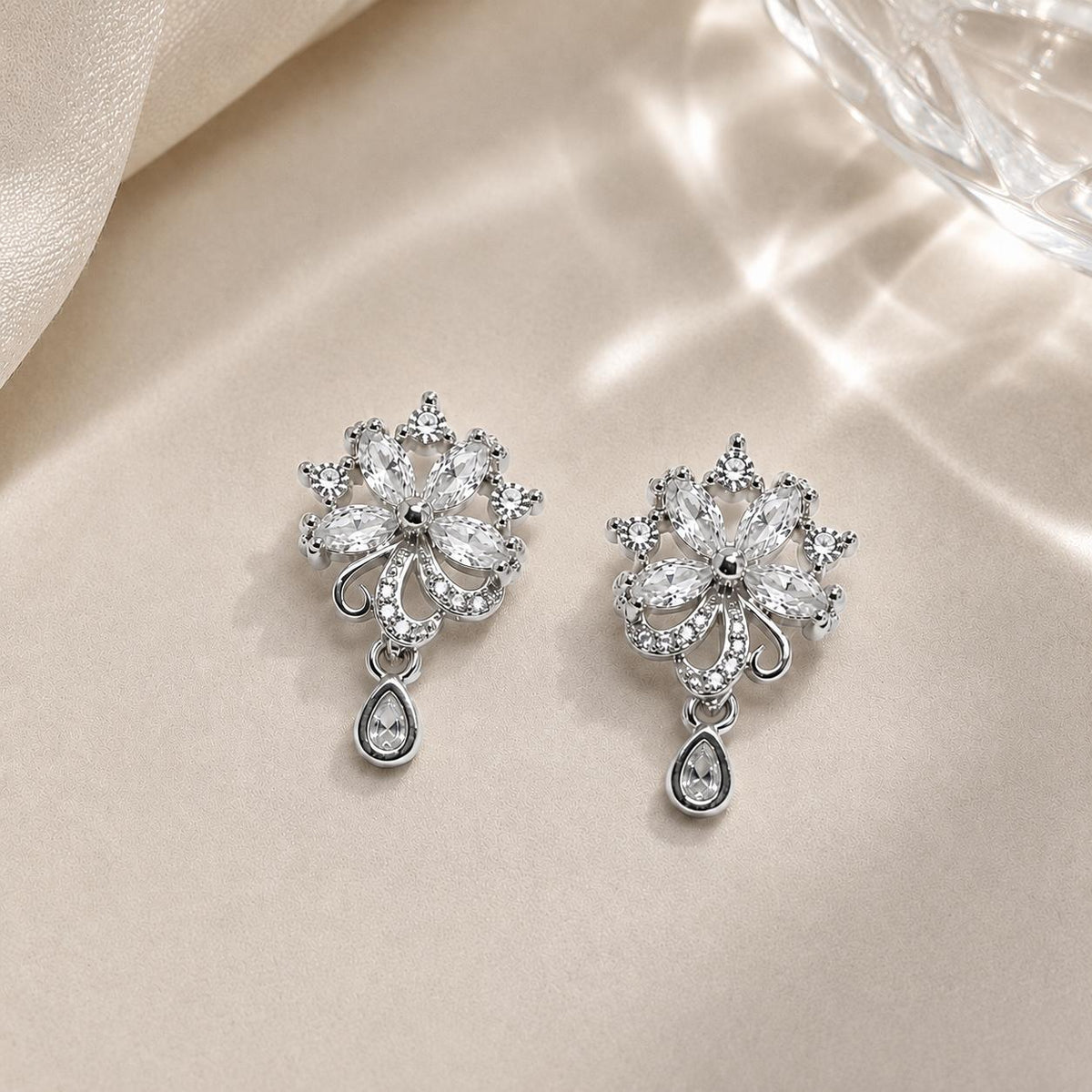 Brinco Flor com Pingente Gota de Zircônia