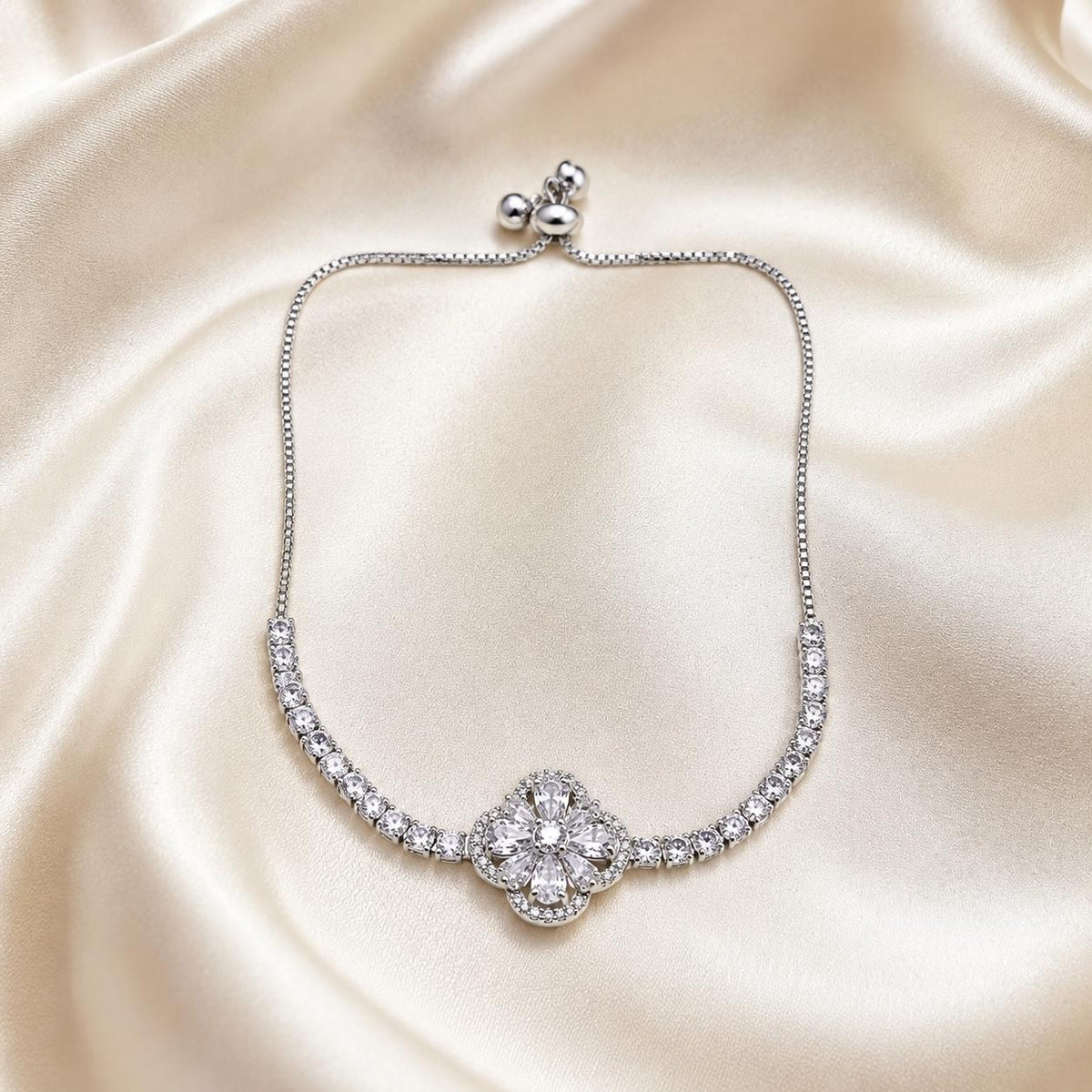 Pulseira Ajustável Trevo de Quatro Folhas com Zircônias Brilhantes | Pulseira Feminina Dourada e Prateada Acessório Sofisticado Presente para Mulher