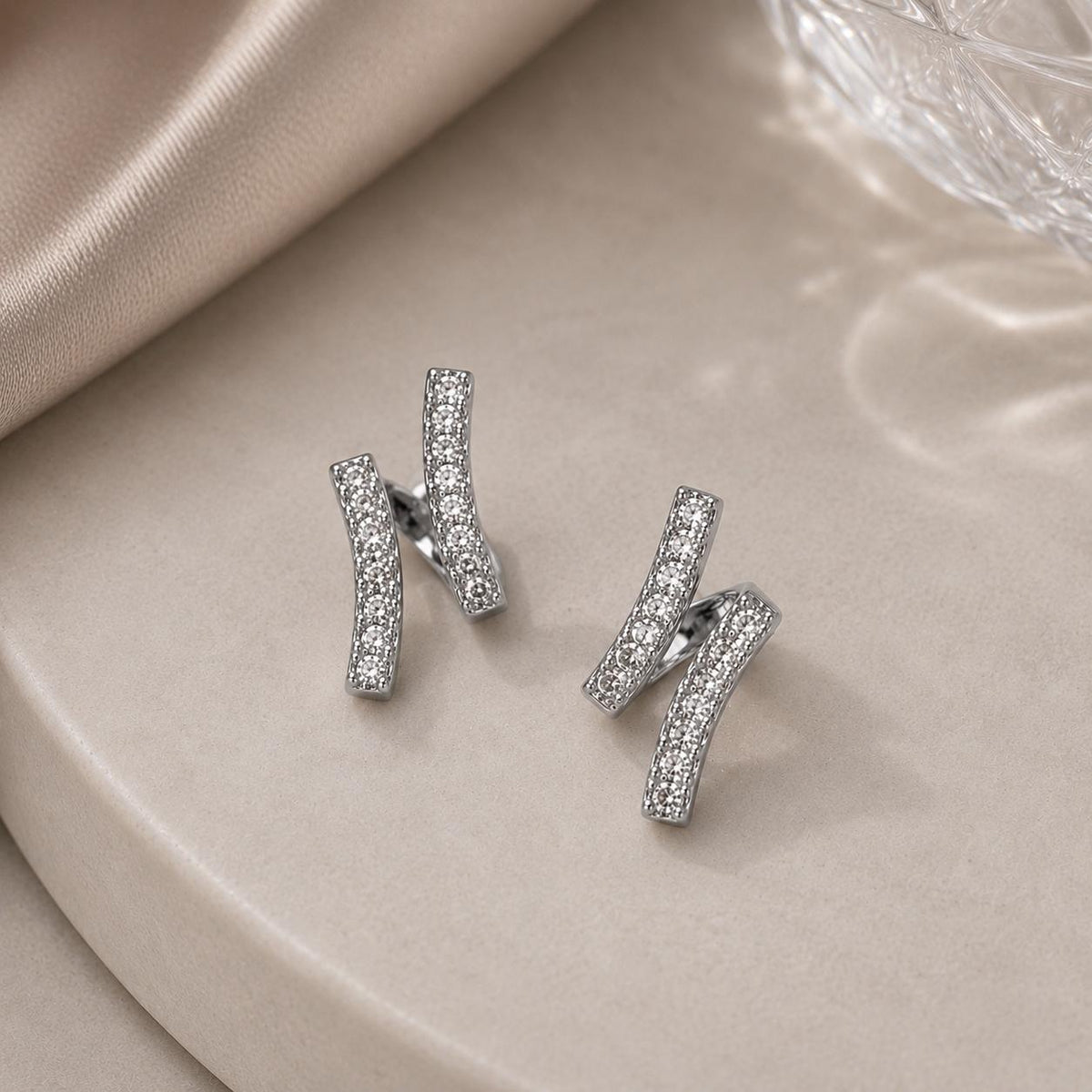 Bijuteria Brinco Cruzado em Zircônia Luxo Moderno e Sofisticado com Faixas Cruzadas para Mulheres que Buscam Elegância e Versatilidade