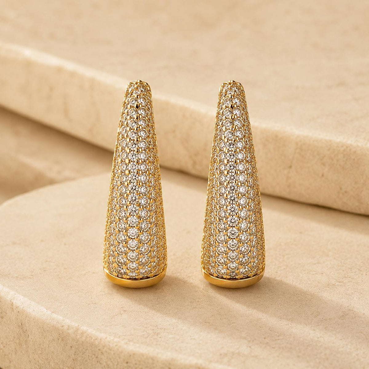 Brinco Cone Cravejado Brilhante Dourado/Prateado | Design Moderno, Confortável para Uso Diário e Presente