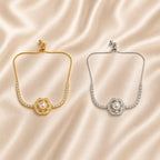 Pulseira Ajustável Flor de Camélia com Pérola Central e Zircônias Brilhantes | Pulseira Feminina Dourada e Prateada Acessório Elegante para Presente