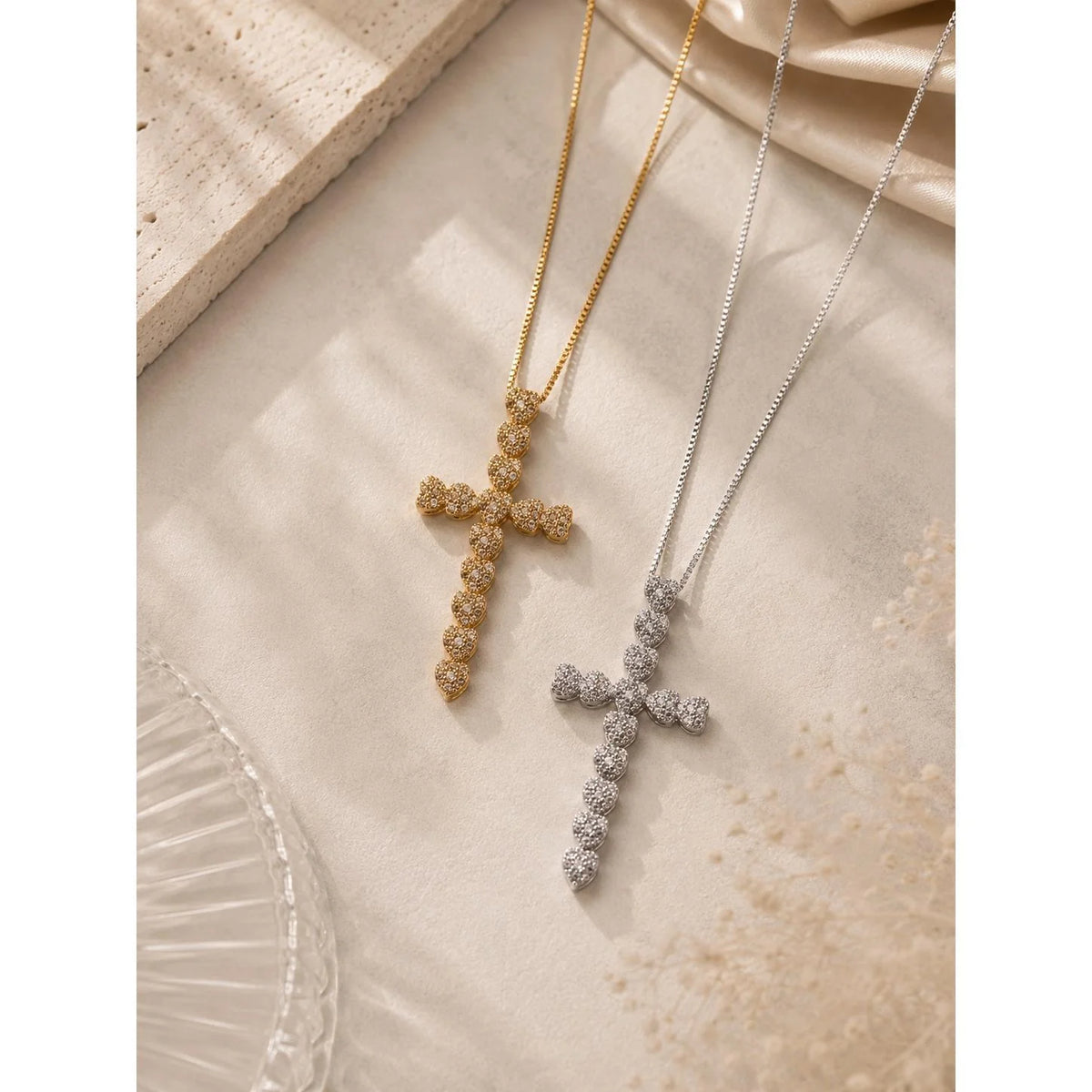 Colar Pingente Cruz de Corações Cravejado de Zircônias