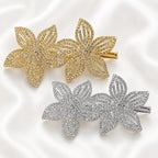 Presilha Duas Flores Cinco Pétalas Vazadas com Zircônias Brilhantes | Grampo Dourado e Prateado Acessório Feminino Elegante para Cabelo