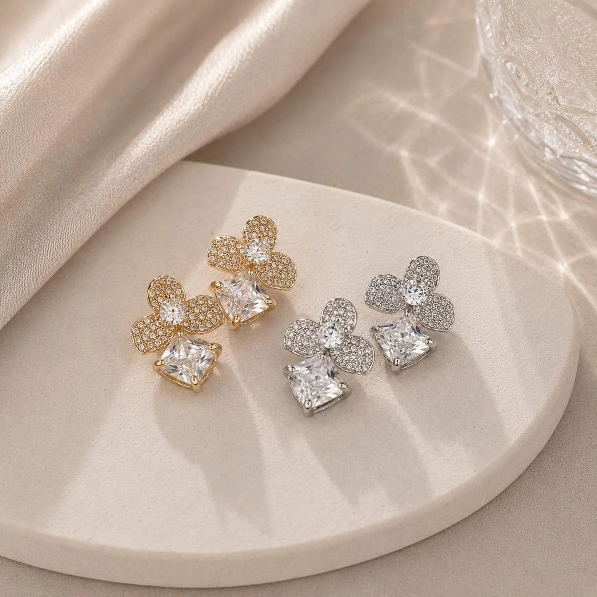 Brinco Flor de Três Pétalas com Zircônias
