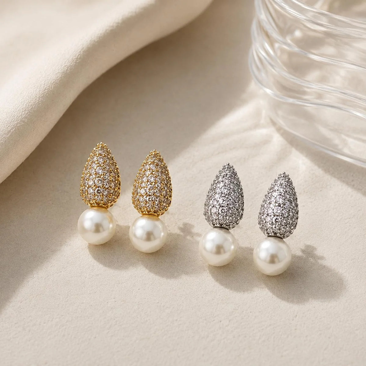 Brinco Pendente com Zircônias em Forma de Gota e Pérola