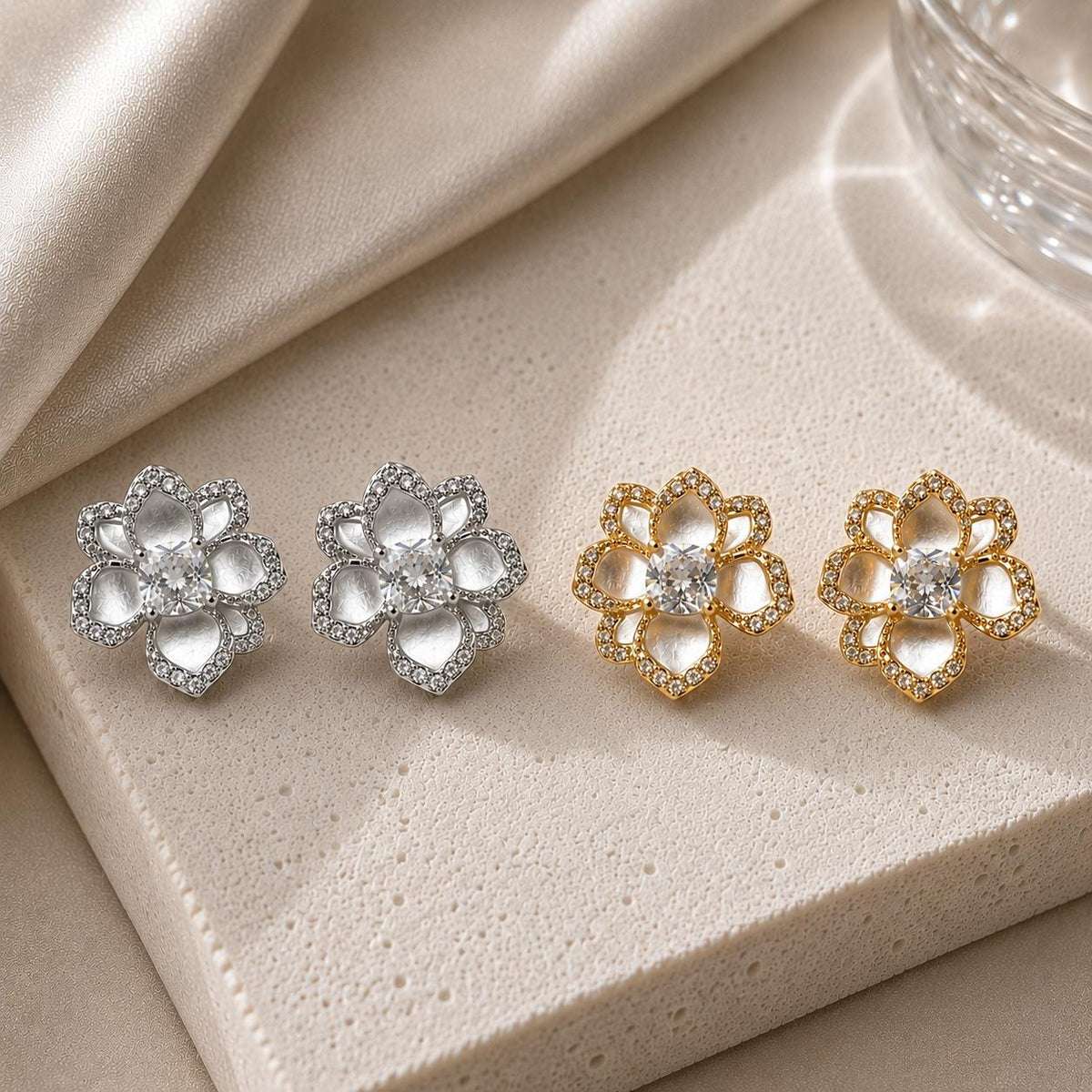 Brinco Flor de Camélia com Esmalte e Zircônias
