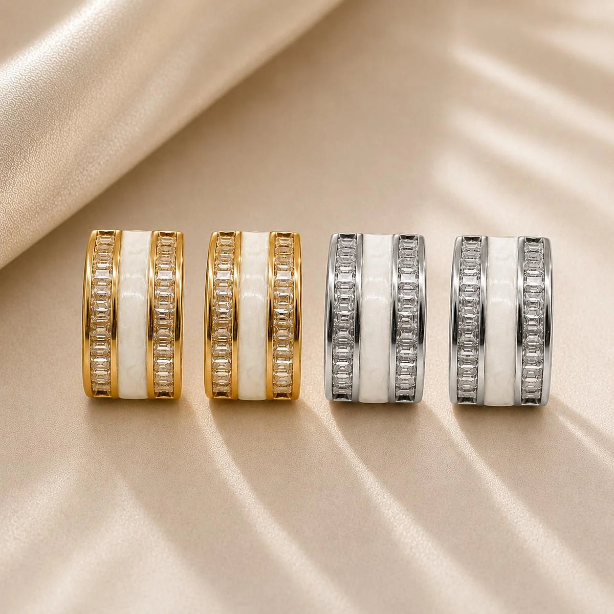 Brinco Argola Meia Lua com Esmalte e Zircônias Baguete