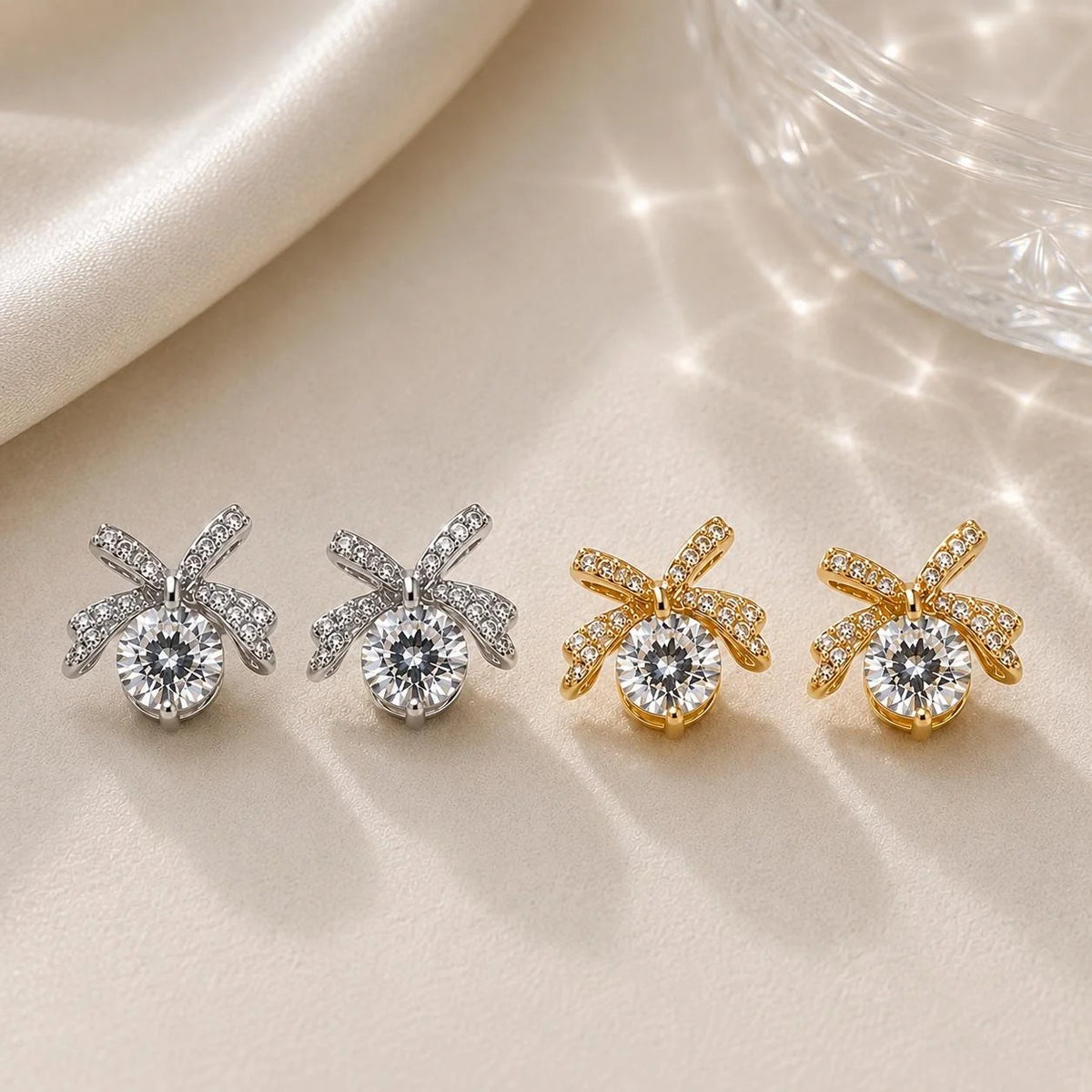 JM Collection Brinco Laço com Zircônia Central Dourado e Prata Acabamento Premium Zircônia Brilhante Elegância e Versatilidade