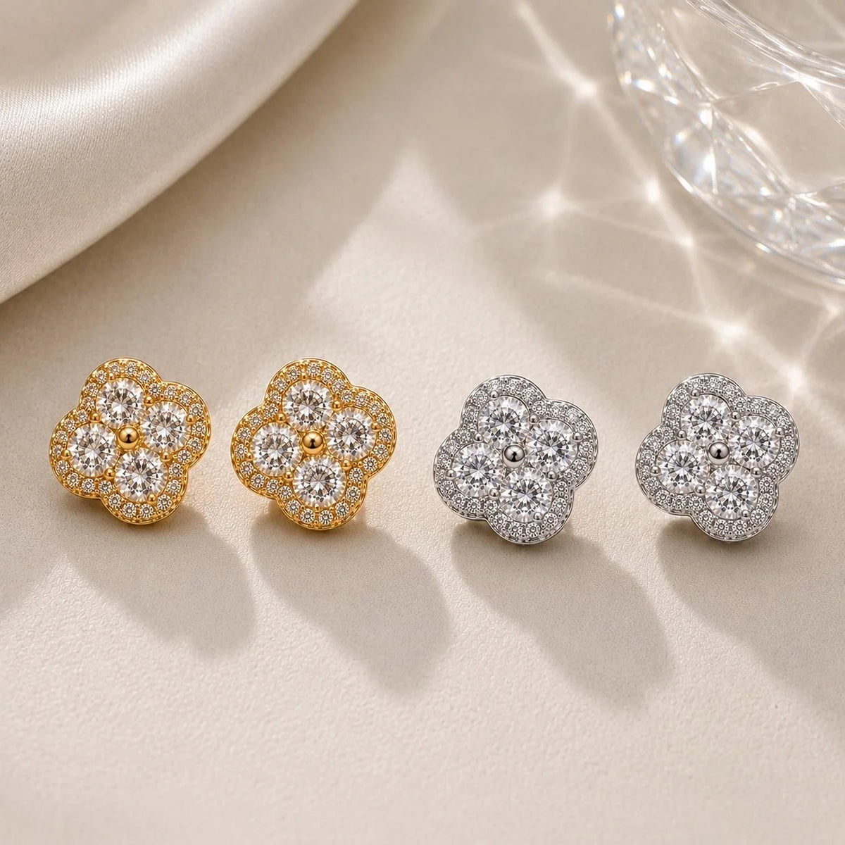 Brinco Trevo Flor em Zircônia Halo Design Floral Elegante com Zircônias em Camadas para Sorte e Glamour