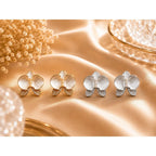 Brinco Orquídea com Pérolas e Zircônias Elegância Atemporal Joias Charmosas e Naturais Design Exclusivo Pétalas Texturizadas