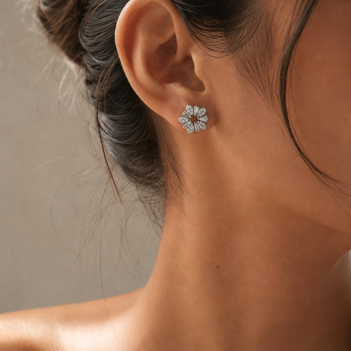 Brinco Flor Estrela com Zircônias Redondas e Corte Baguete Design Simétrico Brilho Contínuo Elegância e Sofisticação para Qualquer Ocasião