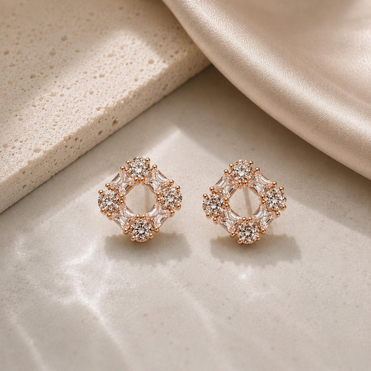 Brinco Quadrado com Halo de Zircônias Redondas e Baguete Design Simétrico Elegante e Moderno para Mulheres