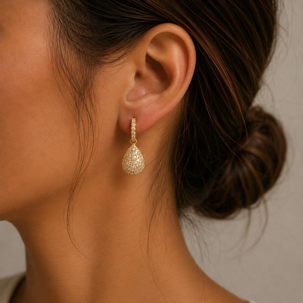 Brinco Gota Pendente em Zircônia Luxo Argola Pequena com Zircônias Brilho Contínuo Elegante e Versátil para Qualquer Ocasião