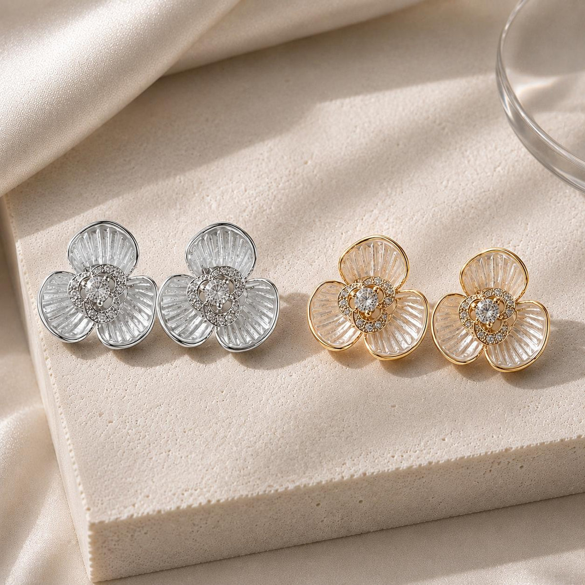 Brinco Flor com Esmalte e Zircônias Elegância Floral para Joias Delicadas e Sofisticadas