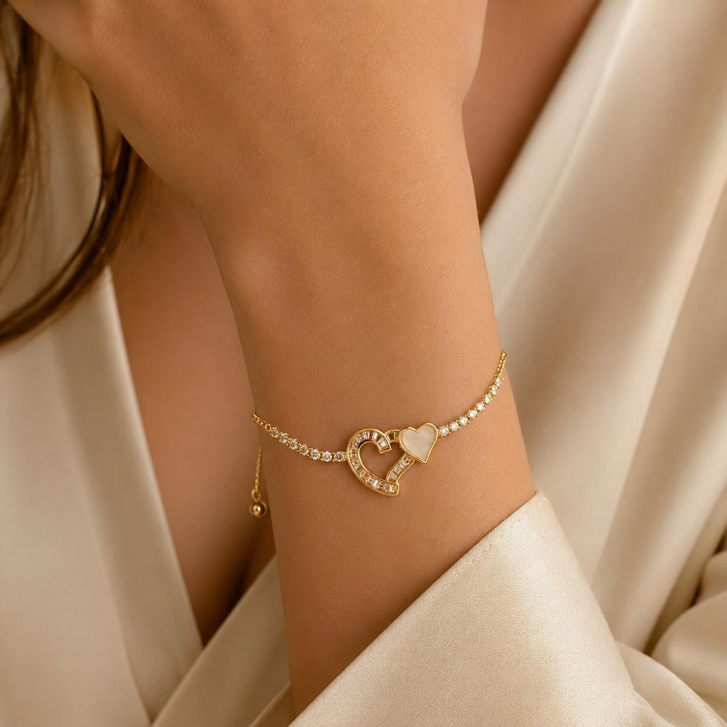 Pulseira Ajustável Dois Corações Entrelaçados com Madrepérola e Zircônias | Pulseira Feminina Dourada e Prateada Acessório Romântico Delicado para Presente