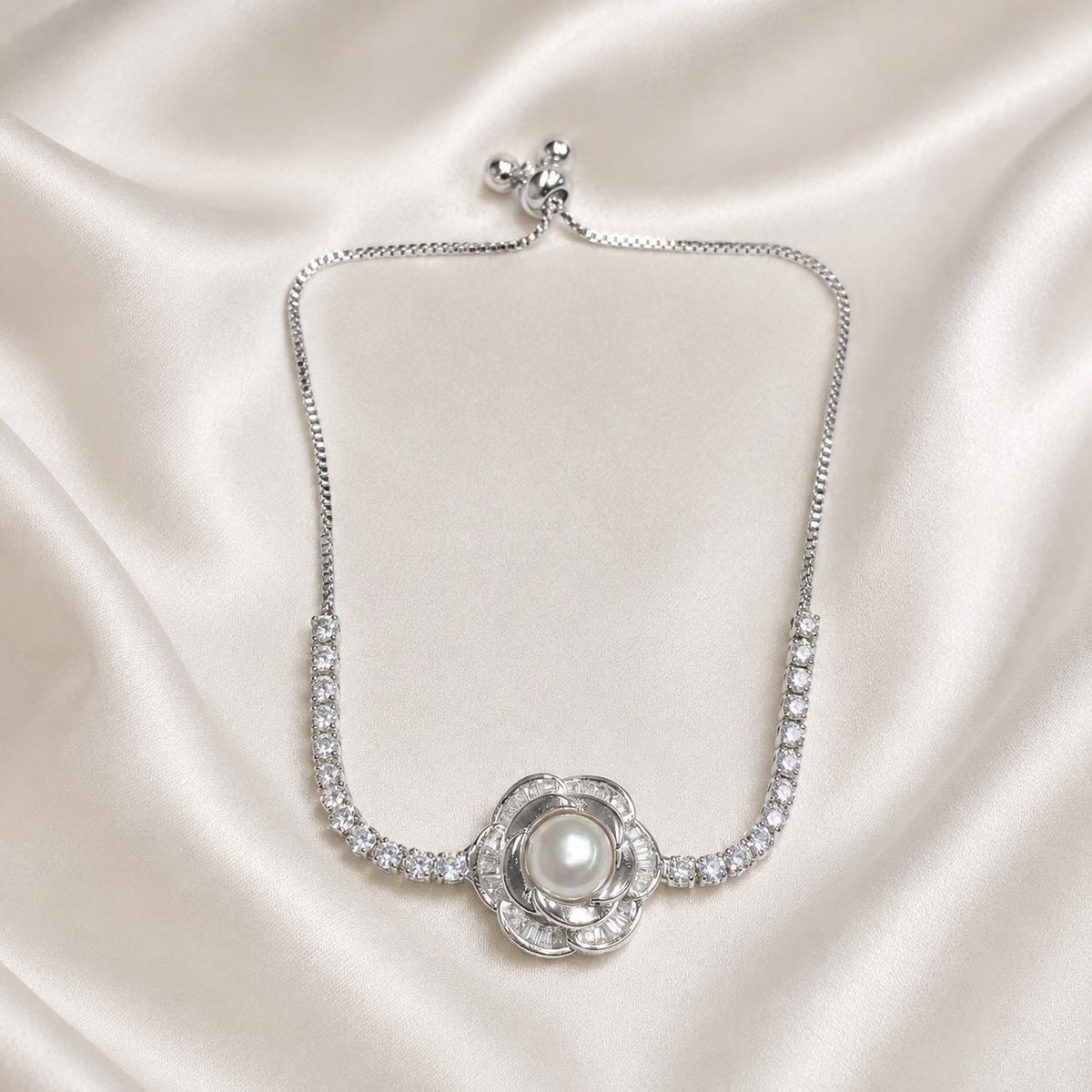 Pulseira Ajustável Flor de Camélia com Pérola Central e Zircônias Brilhantes | Pulseira Feminina Dourada e Prateada Acessório Elegante para Presente