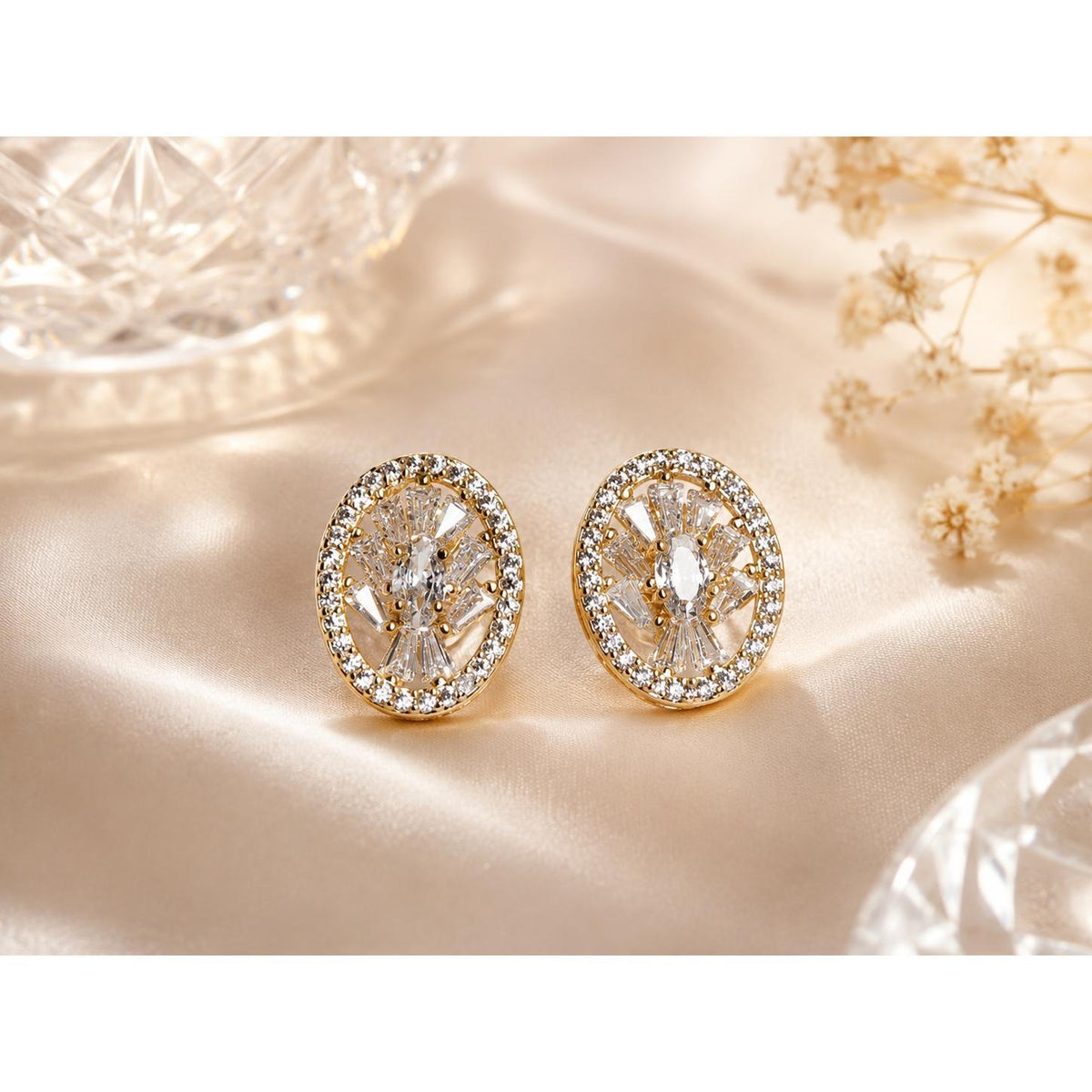 Brinco Oval com Zircônias Baguete e Halo de Brilho
