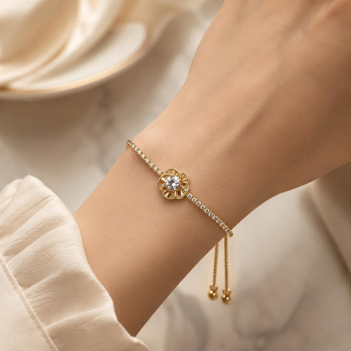 Pulseira Ajustável Flor Camélia Oca com Zircônias Brilhantes | Pulseira Feminina Dourada e Prateada Acessório Delicado Luxuoso para Presente