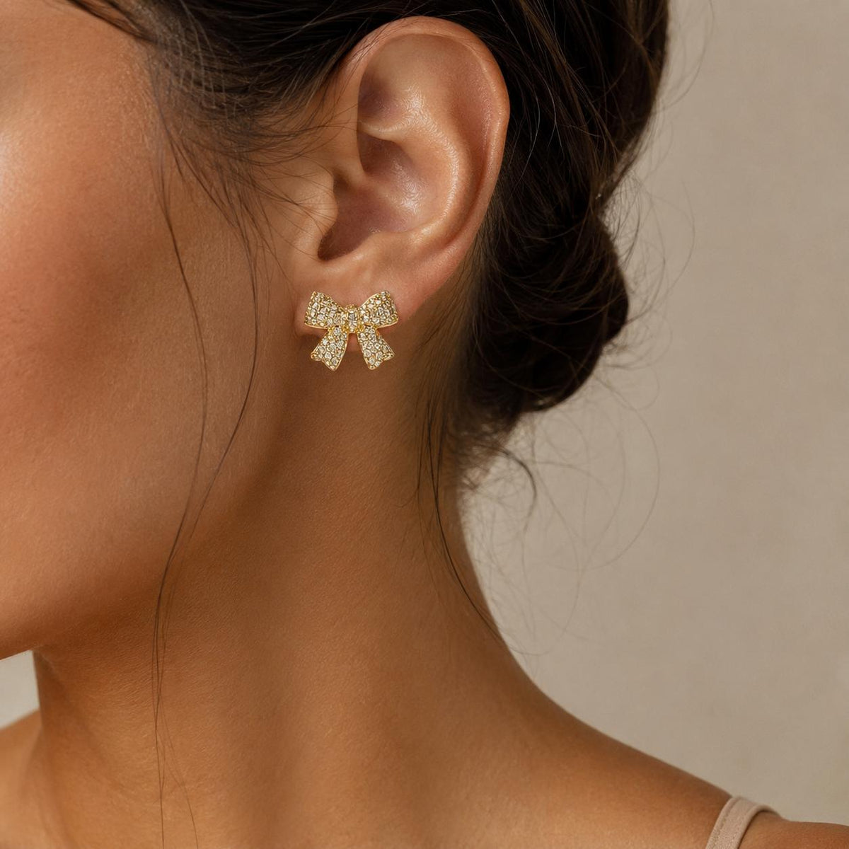 Brinco Laço de Zircônia Luxo - Elegância e Charme em Formato de Laço Incrustado com Zircônias para Mulheres que Apreciam Peças Delicadas e Sofisticadas
