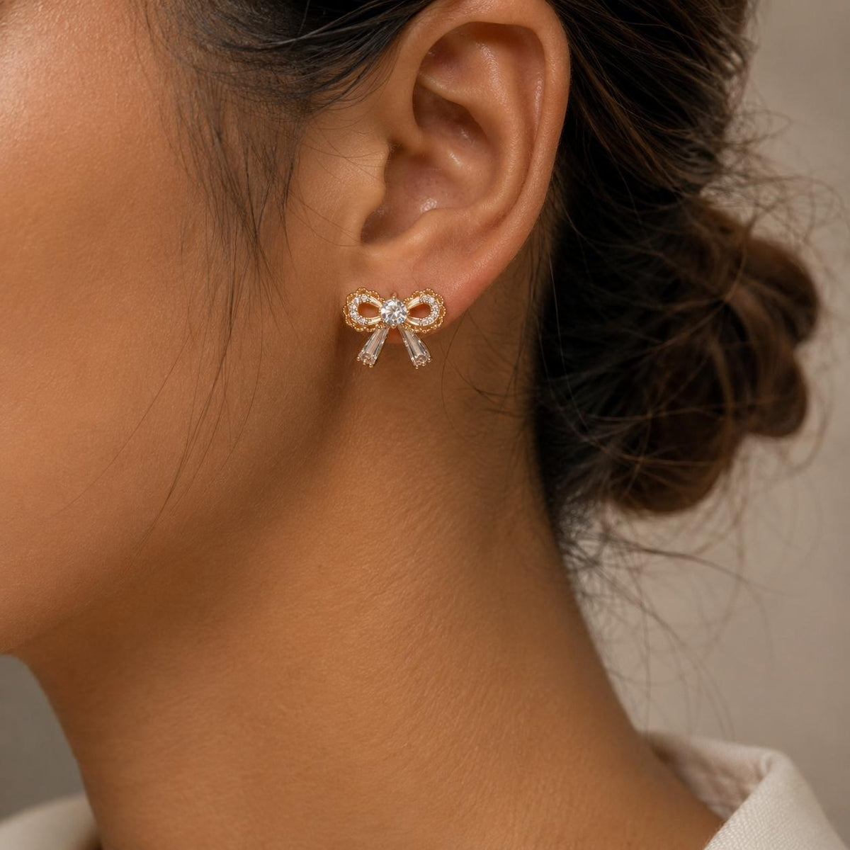 Brinco Laço com Zircônias Redondas e Baguete Design Feminino e Romântico para Mulheres