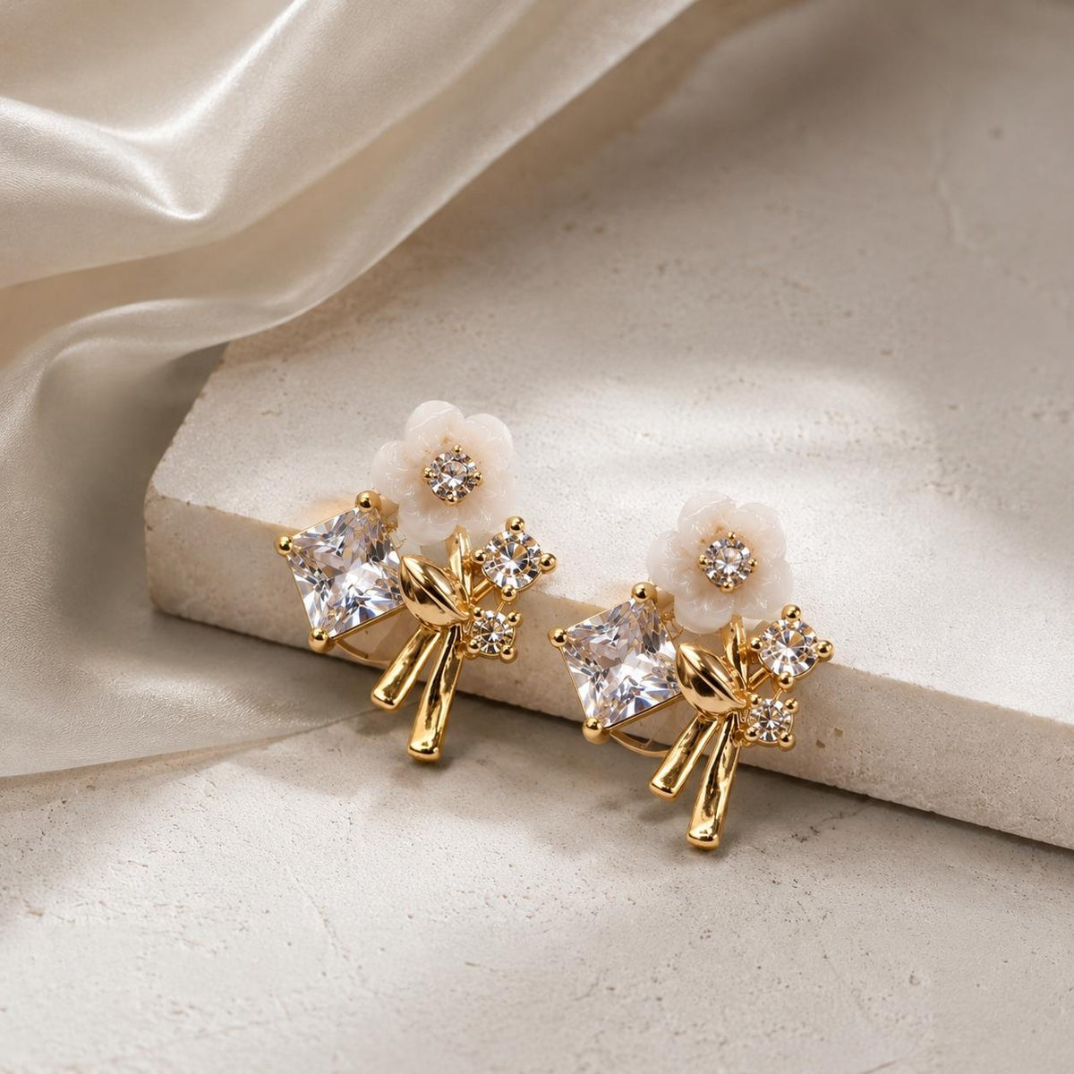 Brinco Flor com Zircônia Quadrada