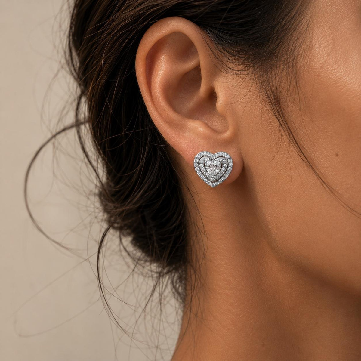 Brinco Coração Duplo em Zircônia Luxo Elegância e Amor Design Romântico para Mulheres Charmosas e Sofisticadas