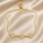 Pulseira Ajustável com Três Trevos de Madrepérola e Zircônias | Pulseira Feminina Dourada e Prateada Acessório Delicado Sorte Presente para Mulher