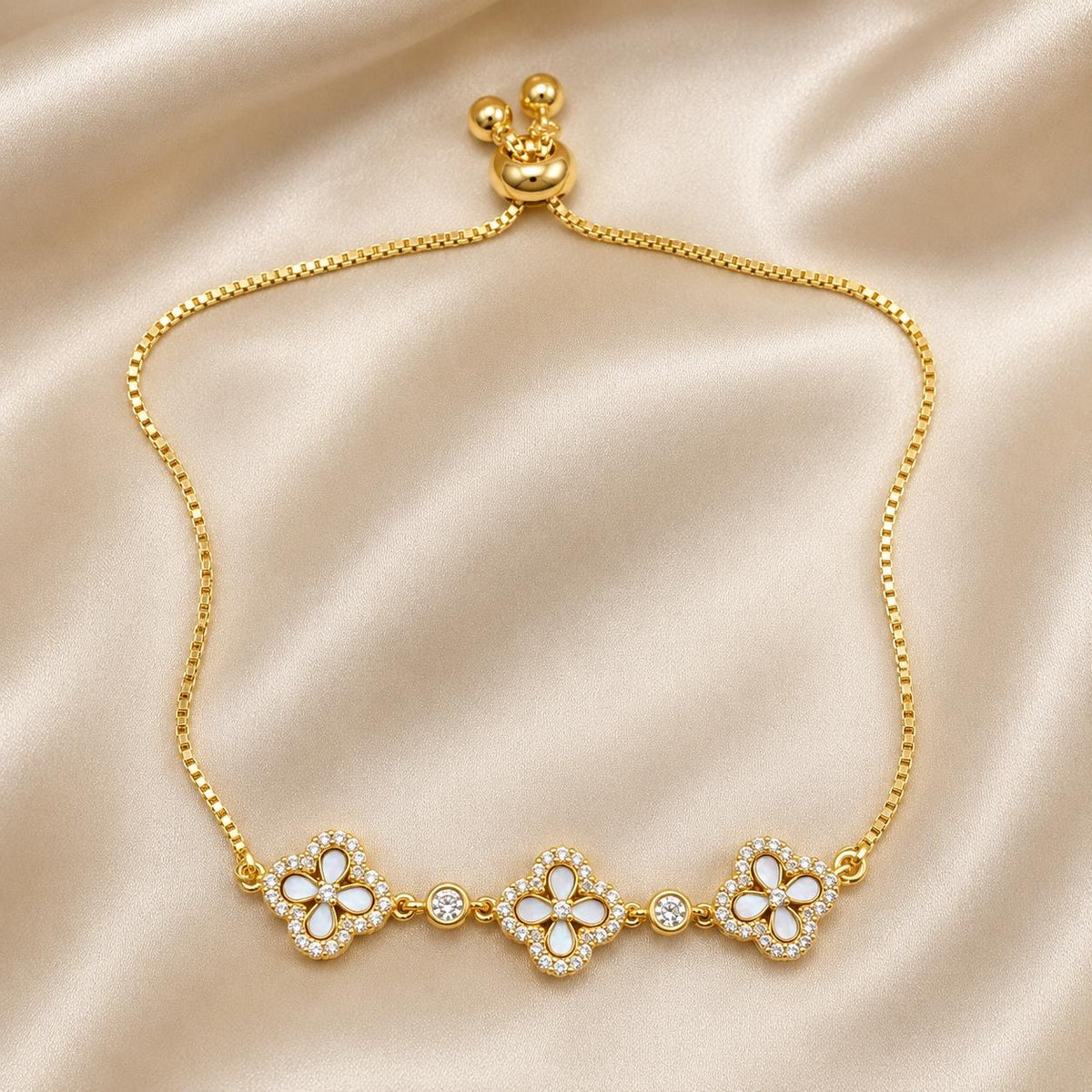 Pulseira Ajustável com Três Trevos de Madrepérola e Zircônias | Pulseira Feminina Dourada e Prateada Acessório Delicado Sorte Presente para Mulher