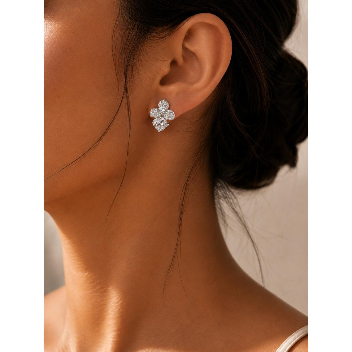 Brinco Flor de Três Pétalas com Zircônias