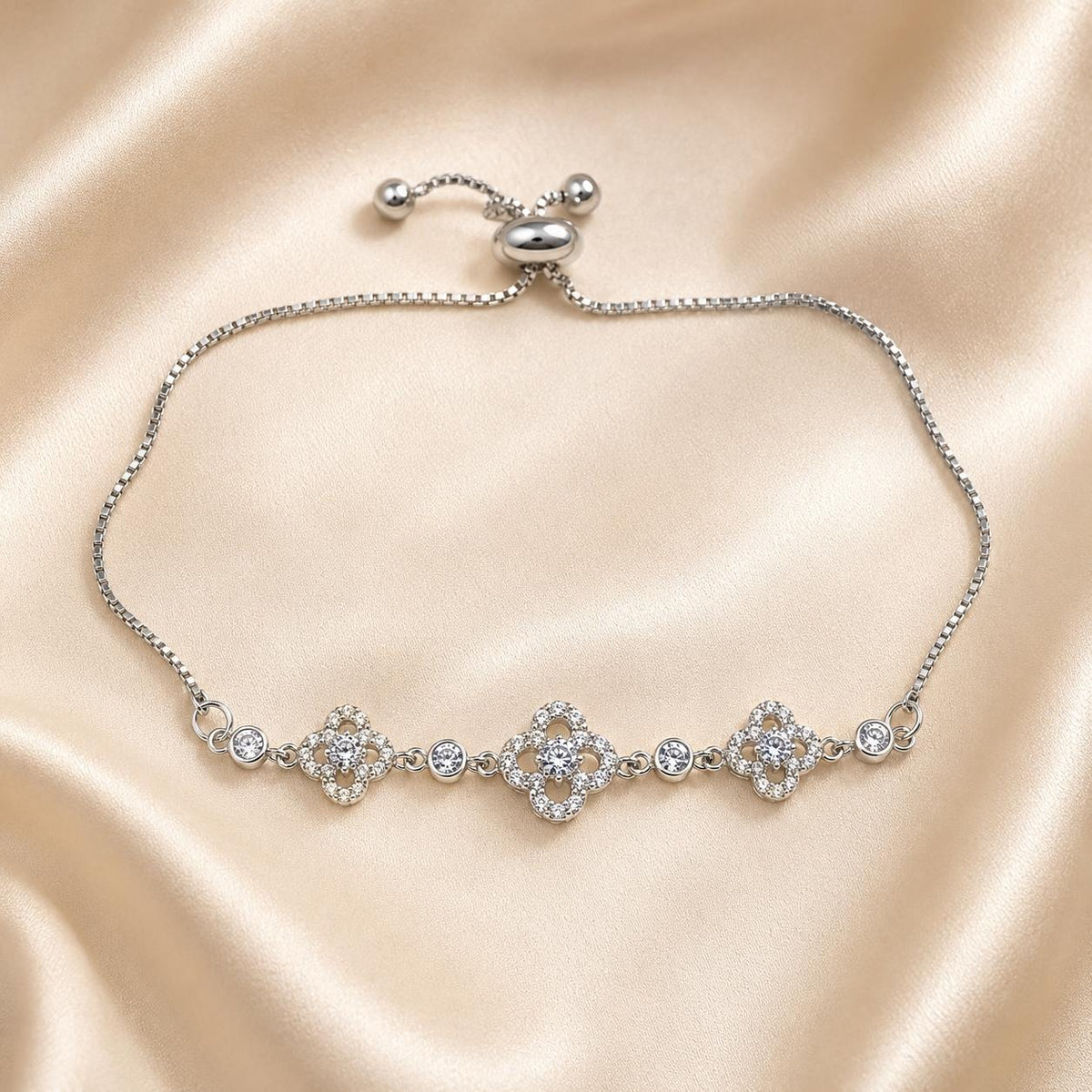 Pulseira Ajustável com Três Trevos Ocos Cravejados de Zircônias | Pulseira Feminina Dourada e Prateada Acessório Delicado Elegante Ideal para Presente