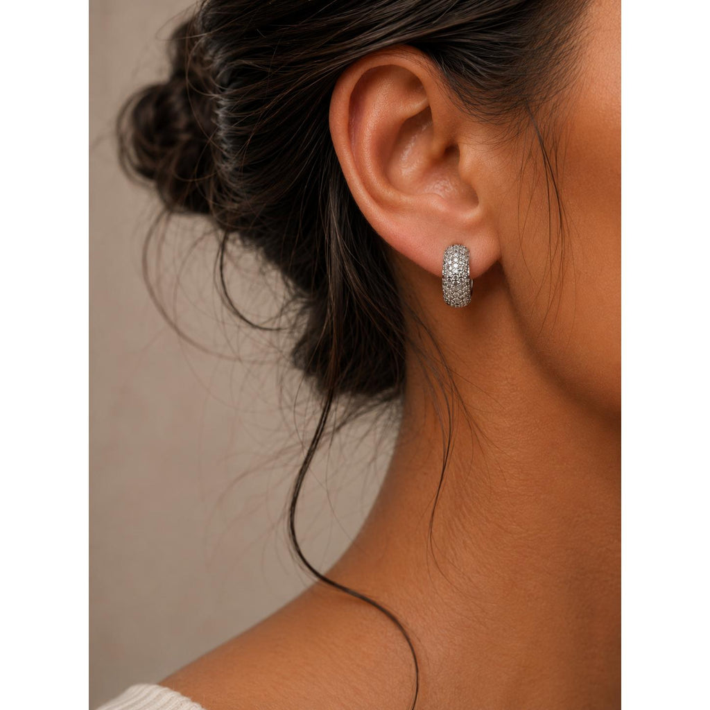 Bijuteria Brinco C em Zircônia Cheia - Acessório Moderno e Discreto com Zircônias Incrustadas para Estilo Casual e Sofisticado